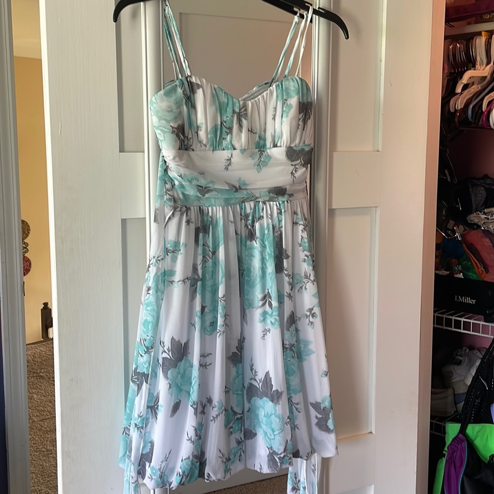 Super cute floral dress!
